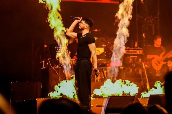 Semicenk, Ezan Vakti Konserini Duraklattı: Hayranlarından Büyük Destek